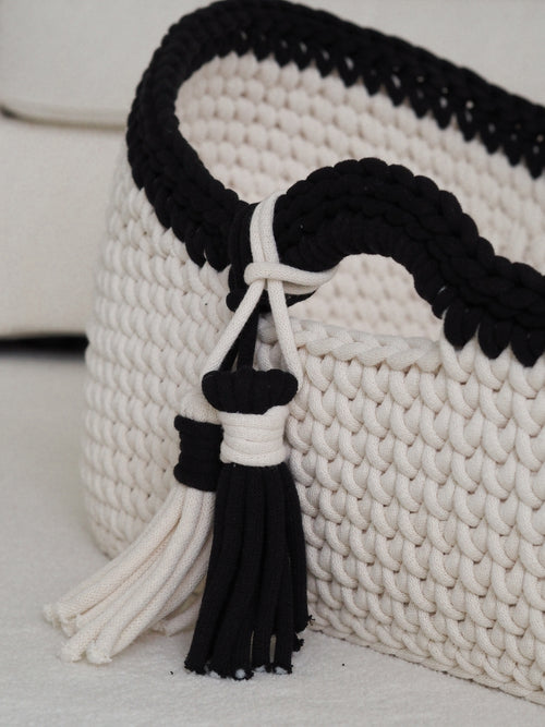 Moseskorb mit Haube in schwarz weiß von Michèlaine